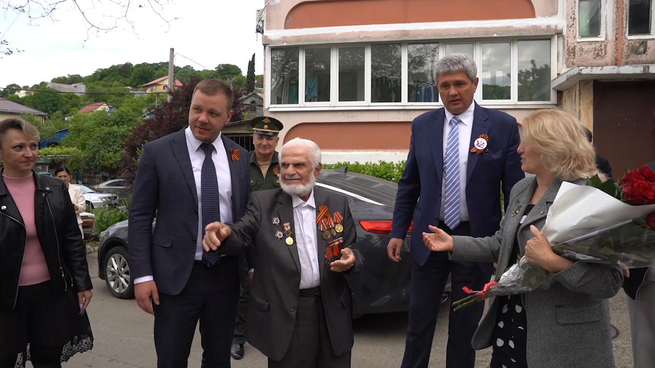 В День Победы руководители местной власти поздравили ветеранов-фронтовиков на дому