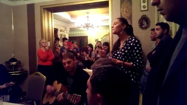 Цыганка классно поет