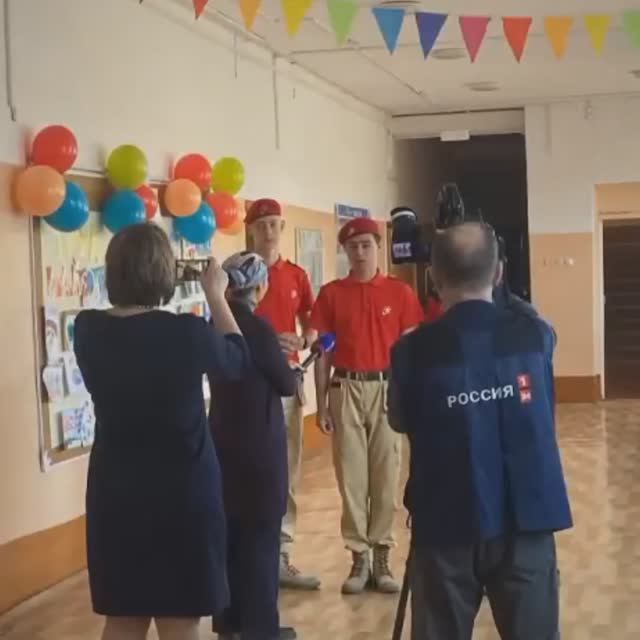 Ученики Толмачевской школы подготовили для юнармейцев ЛНР памятный ролик