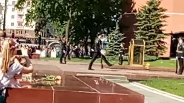 Смена караула у вечного огня