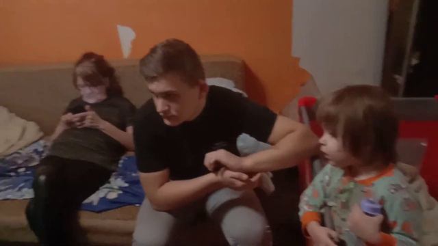Дима смотрит телевизор