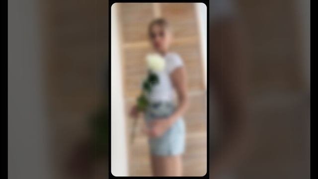 Как позировать с цветком?
