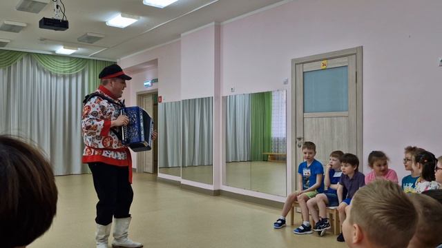 Гармонист Андрей Чешуин в детском саду города Кирова. 24 апреля 2024 года.