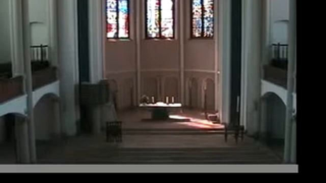 Berlin-Schöneberg: Mittagsläuten Zwölf-Apostel-Kirche -Altar