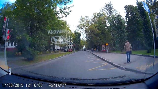 Горит зеленый, дави на тормоз!
