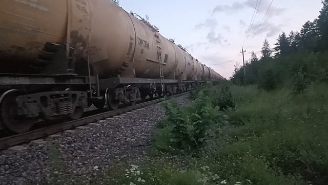 Тепловоз 2ТЭ25КМ-0541 с наливным составом едет в городе Луга!