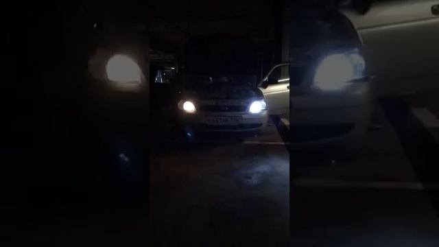 Сравнение галогеновой лампы и диодной. H1 дальний свет. Приора.