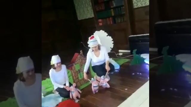 Новогодний детский спектакль "Три поросенка зимой".