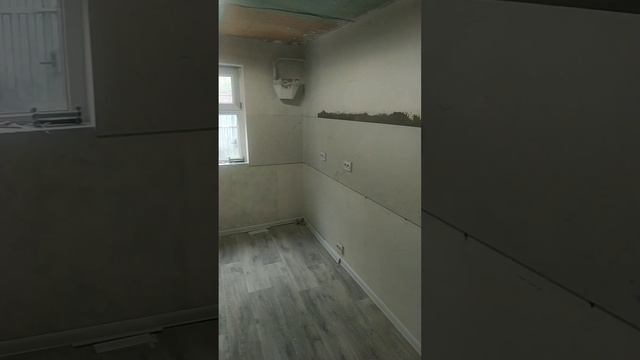 начал с санузла, сделал ламинат и обои