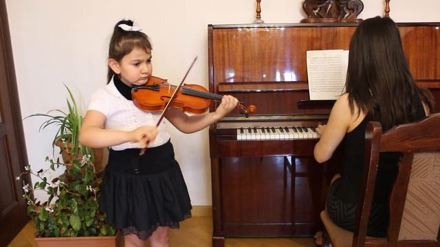 Вперегонки.  А.  Комаровский играет Н.Арутюнян