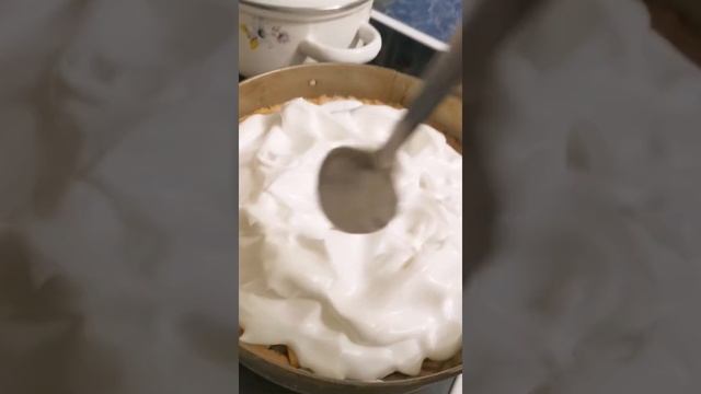 Яблочный пирог с меренгой