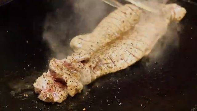 Корейская уличная еда Корейский стейк из свинины.