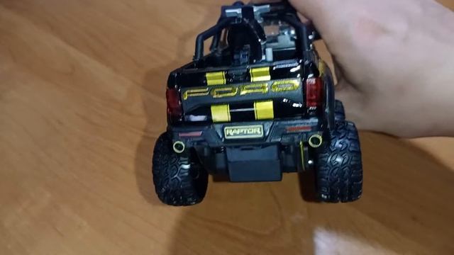 Игрушечная модель автомобиля Ford F150 Raptor.mp4