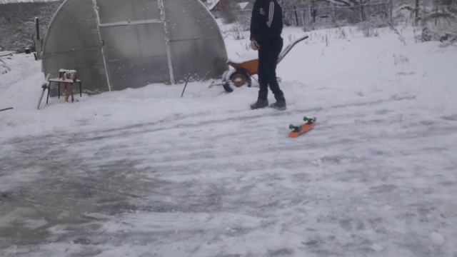 учусь кататься на скейте