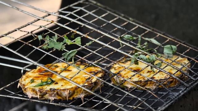 АНАНАС на МАНГАЛЕ можно приготовить даже ДЕСЕРТ! Ананас на гриле от шеф повара Ильи Лазерсона