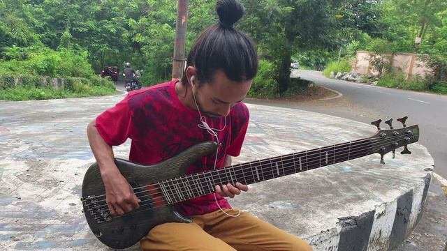 bass guitar in Romantic song's