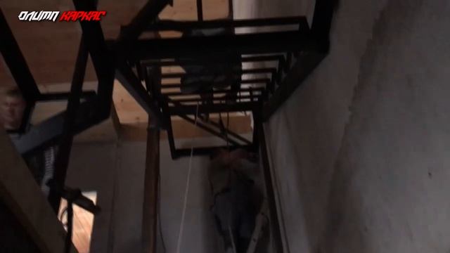 Установка металлокаркаса лестницы в частный дом.mp4