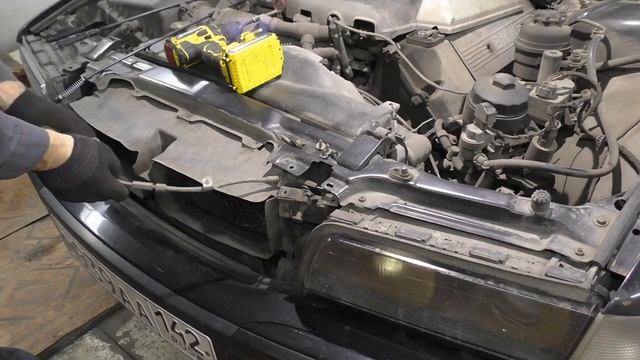 Bmw e38. Замена тросика капота. Регулировка замков капота..mp4