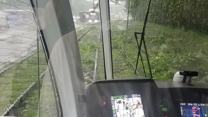 Ураган остановил трамваи в Москве