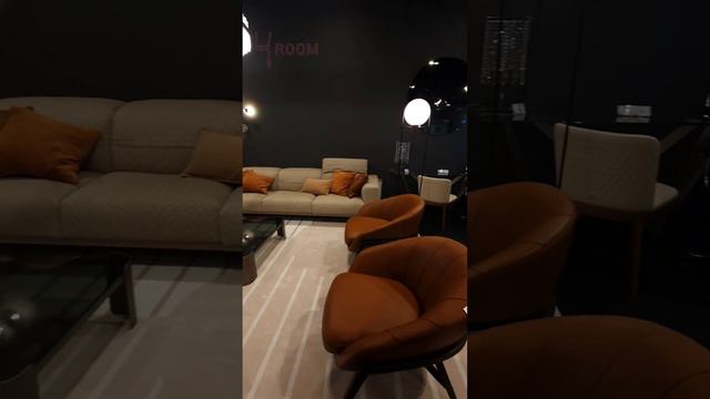 Итальянские диван и кресла в салоне RIM. ТЦ 4ROOM