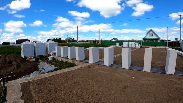 В_деревню. Первый ряд блоков, она же опалубка для полов по грунту.