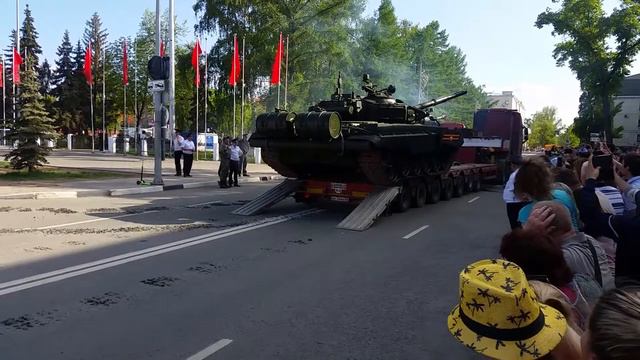9 мая 2019 Погрузка танка Т-72Б на трейлер.