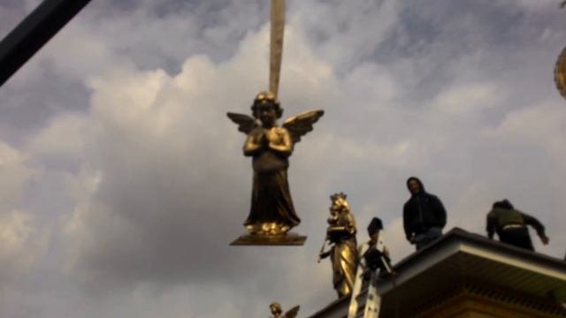 Установка статуи на крышу новой Церкви в Карталах.