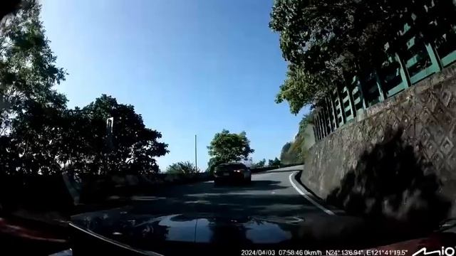 Гиганский камень снёс легковой автомобиль во время землетрясения на Тайване