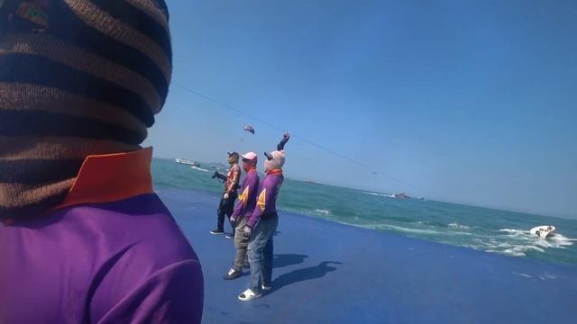 на парашюте над морем паттайи