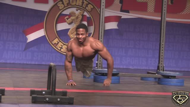 Зион Кларк (Zion Clark) ходит на руках на соревнованиях Arnold Sports Festival 2019