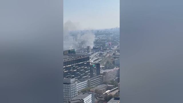 В центре Москвы вспыхнул пожар: уже несколько часов горит трехэтажное административное здание, — МЧС