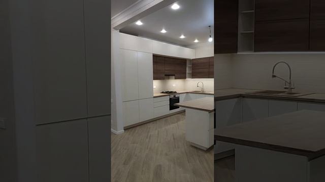 Современная кухня, интегрированная ручка. Пластиковый фасад.