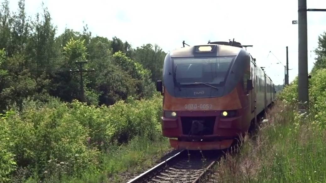 Электропоезд ЭП3Д-0052 отправляется от о.п. 325-й километр, Нижегородская область