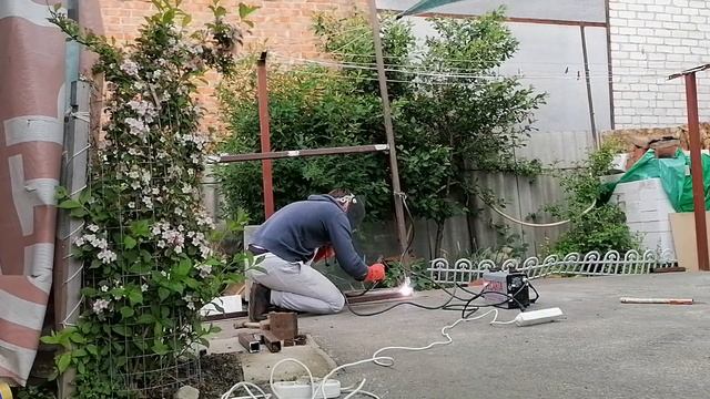 Делаю опору для виноградника.