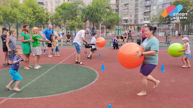 Физкультурно-спортивное мероприятие "Дружная семейка" ко Дню семьи, любви и верности