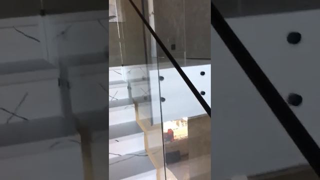 Ограждение лестницы из стекла