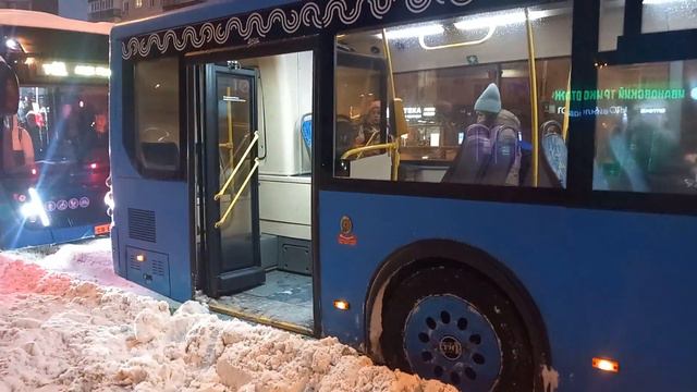 800 автобус на остановке "Октябрьское поле" не может закрыть двери