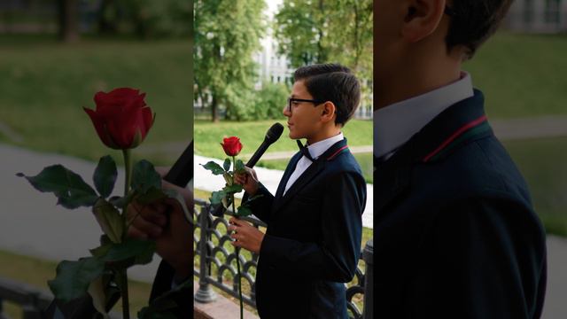 Дарю девушкам цветы за улыбку на Патриках в Москве #дарюцветы #комплименты #розы