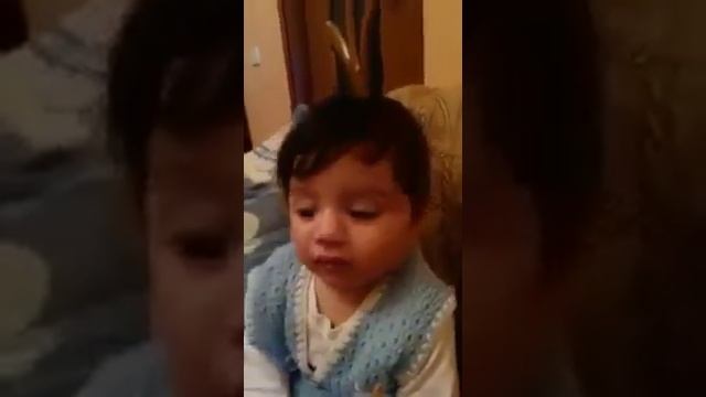 Şebeke: малыш в первый раз ест мясной суп