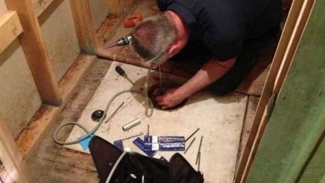 Дед и баба завещали молодым дом. Отодвинув коврик в чулане, внук заметил заветную дыру в полу
