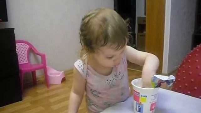 Дочь ест сметану