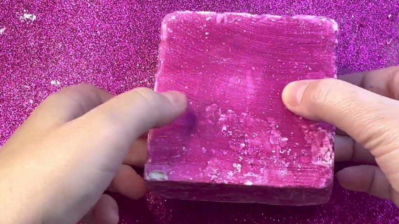 Gymnastic chalk absorbs water like a spongeASMR chalk