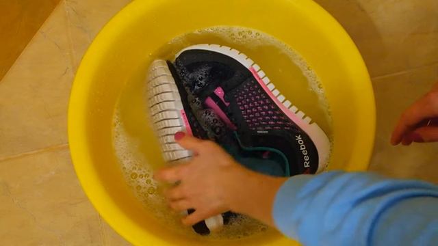 Как стирать кроссовки вручную