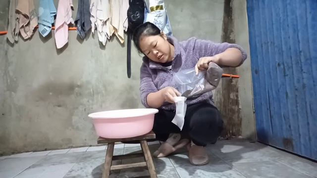 山茶籽整颗都是宝，油榨出来的茶枯粉当洗发水用，丝丝滑滑真舒服