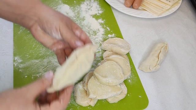 Мини сосиски в тесте с сыром. Рецепт сосисок в тесте в духовке и на сковороде. Сосиски в тесте легк