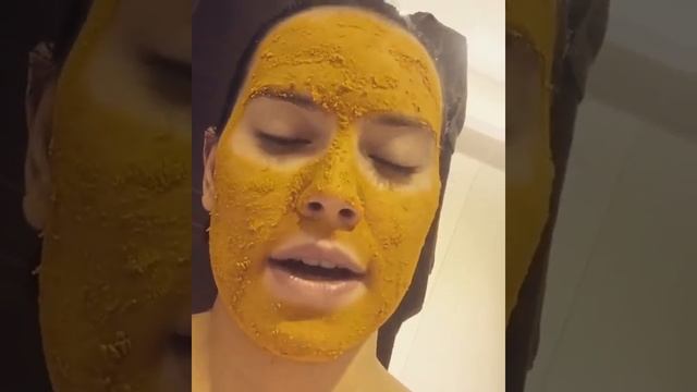 Daisy Ridley put too much Turmeric on her face  / STAR WARS