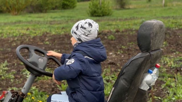 5-летний ребенок вспахивает огороды