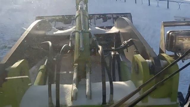 снега на ровне с погрузчиком разгрузка поддонов с блоками.