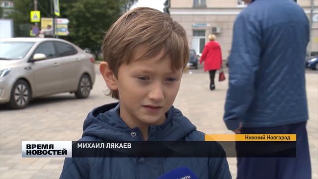 Бумагу в один контейнер, пластик в другой