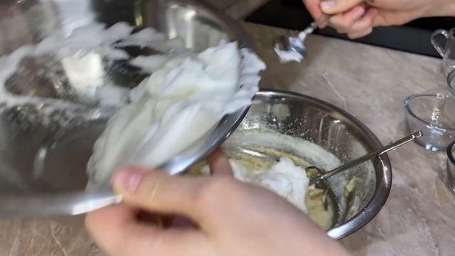 Бисквитный рулет с варёной сгущёнкой и грецкими орехами